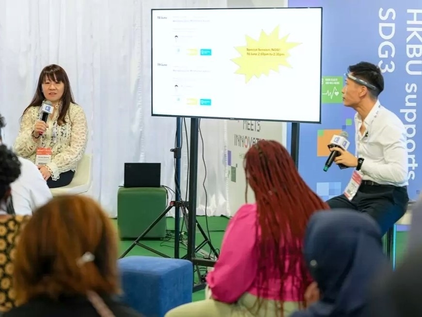Professor Christy CHEUNG and Student Aron CHEUNG presenting a digital well-being app together