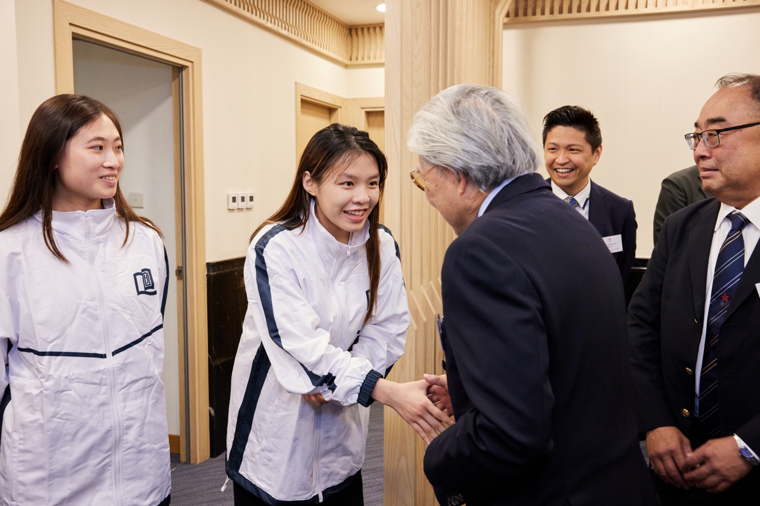 Dr. Timothy Fok shaking hands with student Heung Tsz Ying