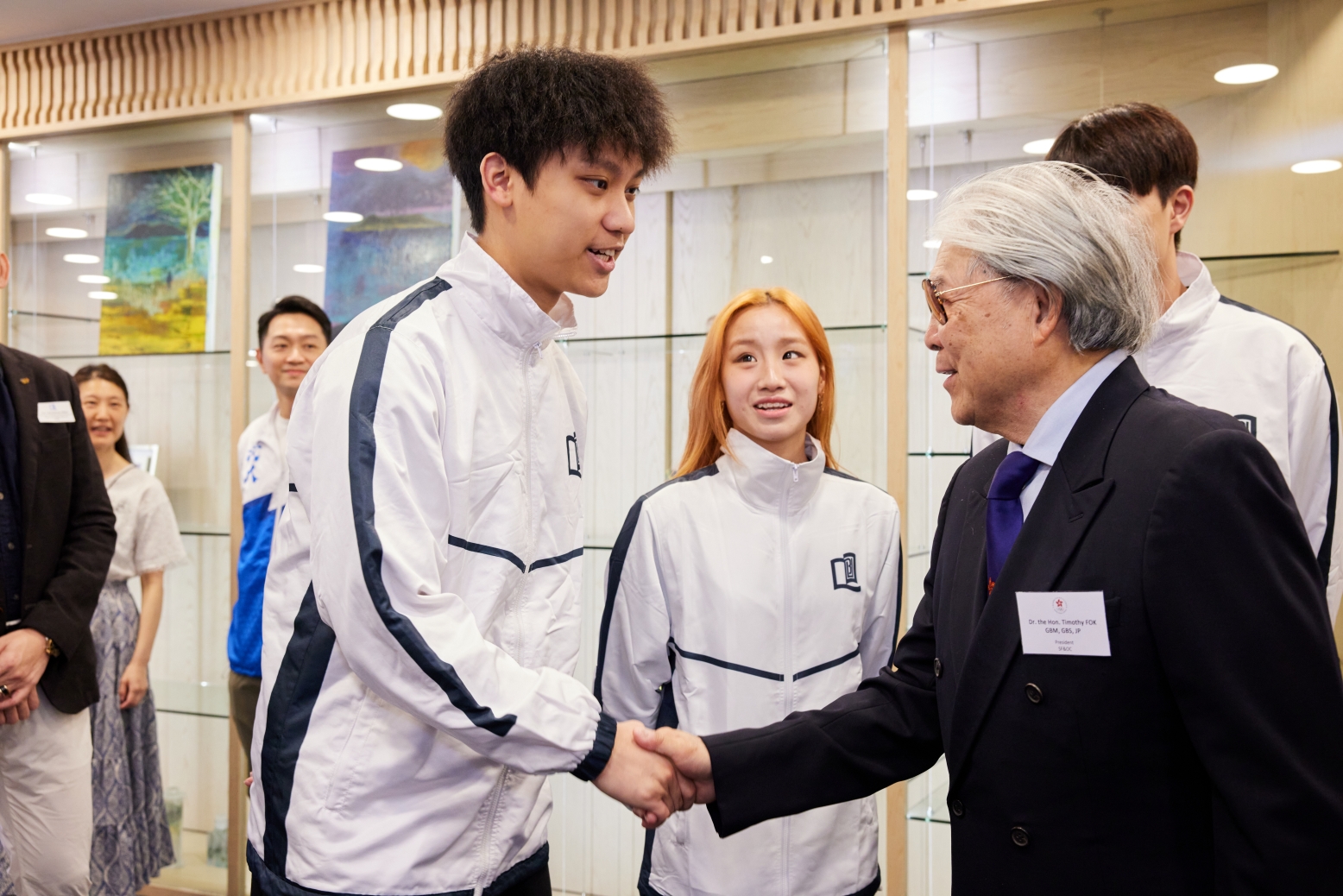 Dr. Timothy Fok shaking hands with student Tung Yui Hang